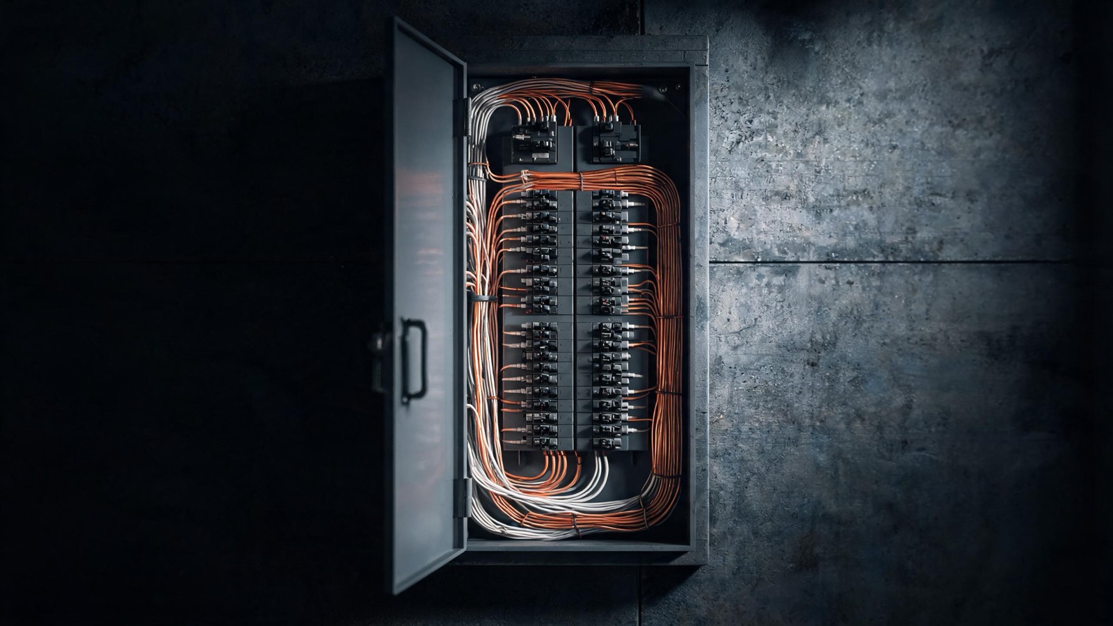 Panneau électrique résidentiel avec câblage de cuivre soigné